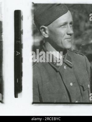 SS-Fotograf Einser Denmark (Frikorps Danmark) SS 1944 Zerstörungsszenen der Stadt, Zeremonie der Einheit im Außendienst Bilder, die die Frontaktivitäten der Waffen-SS-Einheiten an der westlichen und östlichen Front, einschließlich Polen, Frankreich, Balkan, Italien, Und Russland sowie Trainingsübungen, Porträts von Einzelpersonen und Gruppenansichten und Szenen von Städten und der lokalen Bevölkerung. Stockfoto