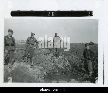 SS-Fotograf Fabiger, SS-Panzerkorps, Narva, 1944 tägliche Aktivitäten, Einheit in Winterposition mit Lichtfackelpistole Bilder der Frontaktivitäten von Waffen-SS-Einheiten an der westlichen und östlichen Front, einschließlich Polen, Frankreich, Balkan, Italien, Und Russland sowie Trainingsübungen, Porträts von Einzelpersonen und Gruppenansichten und Szenen von Städten und der lokalen Bevölkerung. Stockfoto