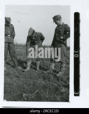 SS-Fotograf Fabiger, SS-Panzerkorps, Narva, 1944 tägliche Aktivitäten, Einheit in Winterposition mit Lichtfackelpistole Bilder der Frontaktivitäten von Waffen-SS-Einheiten an der westlichen und östlichen Front, einschließlich Polen, Frankreich, Balkan, Italien, Und Russland sowie Trainingsübungen, Porträts von Einzelpersonen und Gruppenansichten und Szenen von Städten und der lokalen Bevölkerung. Stockfoto