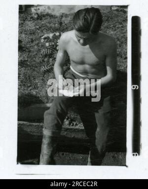 SS-Fotograf Fabiger, SS-Panzerkorps, Narva, 1944 tägliche Aktivitäten, Einheit in Winterposition mit Lichtfackelpistole Bilder der Frontaktivitäten von Waffen-SS-Einheiten an der westlichen und östlichen Front, einschließlich Polen, Frankreich, Balkan, Italien, Und Russland sowie Trainingsübungen, Porträts von Einzelpersonen und Gruppenansichten und Szenen von Städten und der lokalen Bevölkerung. Stockfoto