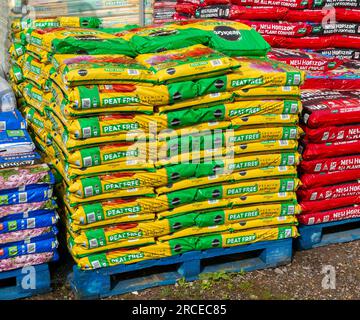 Beutel MiracleGro Torffreier Kompost im Garden Center, Großbritannien erhältlich Stockfoto