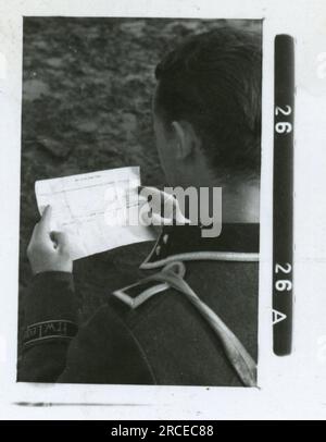 SS-Fotograf Fabiger, SS-Panzerkorps, Narva, 1944 tägliche Aktivitäten, Einheit in Winterposition mit Lichtfackelpistole Bilder der Frontaktivitäten von Waffen-SS-Einheiten an der westlichen und östlichen Front, einschließlich Polen, Frankreich, Balkan, Italien, Und Russland sowie Trainingsübungen, Porträts von Einzelpersonen und Gruppenansichten und Szenen von Städten und der lokalen Bevölkerung. Stockfoto