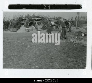 SS-Fotograf Fabiger, SS-Panzerkorps, Narva, 1944 tägliche Aktivitäten, Einheit in Winterposition mit Lichtfackelpistole Bilder der Frontaktivitäten von Waffen-SS-Einheiten an der westlichen und östlichen Front, einschließlich Polen, Frankreich, Balkan, Italien, Und Russland sowie Trainingsübungen, Porträts von Einzelpersonen und Gruppenansichten und Szenen von Städten und der lokalen Bevölkerung. Stockfoto