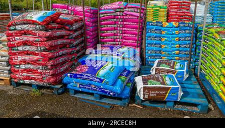 Rinden- und Komposthäcke im Garden Center, Großbritannien Stockfoto