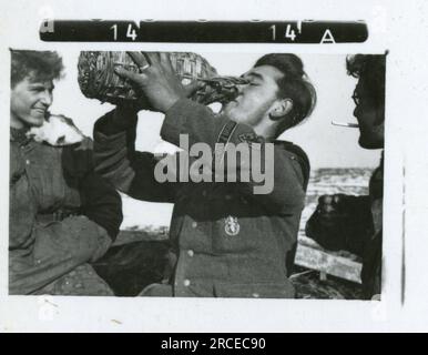 SS-Fotograf Fabiger, SS-Panzerkorps, Narva, 1944 tägliche Aktivitäten, Einheit in Winterposition mit Lichtfackelpistole Bilder der Frontaktivitäten von Waffen-SS-Einheiten an der westlichen und östlichen Front, einschließlich Polen, Frankreich, Balkan, Italien, Und Russland sowie Trainingsübungen, Porträts von Einzelpersonen und Gruppenansichten und Szenen von Städten und der lokalen Bevölkerung. Stockfoto