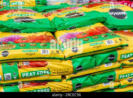 Beutel MiracleGro Torffreier Kompost im Garden Center, Großbritannien erhältlich Stockfoto