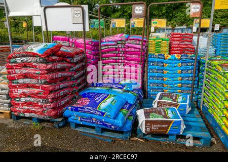 Rinden- und Komposthäcke im Garden Center, Großbritannien Stockfoto