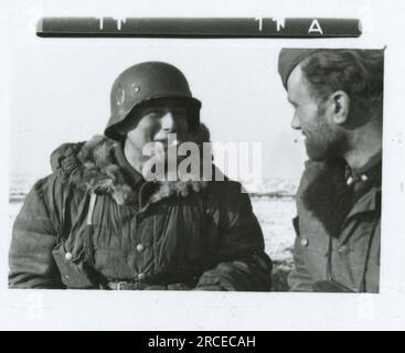 SS-Fotograf Fabiger, SS-Panzerkorps, Narva, 1944 tägliche Aktivitäten, Einheit in Winterposition mit Lichtfackelpistole Bilder der Frontaktivitäten von Waffen-SS-Einheiten an der westlichen und östlichen Front, einschließlich Polen, Frankreich, Balkan, Italien, Und Russland sowie Trainingsübungen, Porträts von Einzelpersonen und Gruppenansichten und Szenen von Städten und der lokalen Bevölkerung. Stockfoto