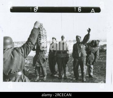 SS-Fotograf Fabiger, SS-Panzerkorps, Narva, 1944 tägliche Aktivitäten, Einheit in Winterposition mit Lichtfackelpistole Bilder der Frontaktivitäten von Waffen-SS-Einheiten an der westlichen und östlichen Front, einschließlich Polen, Frankreich, Balkan, Italien, Und Russland sowie Trainingsübungen, Porträts von Einzelpersonen und Gruppenansichten und Szenen von Städten und der lokalen Bevölkerung. Stockfoto