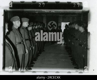 SS-Fotograf Falkowski (1943) Porträtfotos einzelner Soldaten, Kasernenszenen, durch Bombenangriffe zerstörte Stadtgebäude und Bahnhöfe, Mahl in der Kantine, russische Kohlemine, Soldaten auf Flussfahrt, Beerdigung mit Einheit und leitenden Offizieren, Zielübungen, Militärgräber und Friedhof, Boxwettbewerb. Bilder, die die Aktivitäten der Waffen-SS-Einheiten an der westlichen und östlichen Front, einschließlich Polen, Frankreich, Balkan, Italien, Und Russland sowie Trainingsübungen, Porträts von Einzelpersonen und Gruppenansichten und Szenen von Städten und der lokalen Bevölkerung. Stockfoto