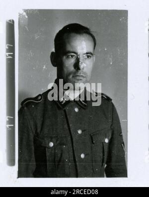 SS-Fotograf Falkowski (1943) Porträtfotos einzelner Soldaten, Kasernenszenen, durch Bombenangriffe zerstörte Stadtgebäude und Bahnhöfe, Mahl in der Kantine, russische Kohlemine, Soldaten auf Flussfahrt, Beerdigung mit Einheit und leitenden Offizieren, Zielübungen, Militärgräber und Friedhof, Boxwettbewerb. Bilder, die die Aktivitäten der Waffen-SS-Einheiten an der westlichen und östlichen Front, einschließlich Polen, Frankreich, Balkan, Italien, Und Russland sowie Trainingsübungen, Porträts von Einzelpersonen und Gruppenansichten und Szenen von Städten und der lokalen Bevölkerung. Stockfoto