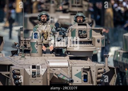 Paris, Frankreich. 14. Juli 2023. Französische Soldaten fahren am 14. Juli 2023 während der Militärparade am Bastille Day auf der Champs-Elysées in Paris ein Aufklärungsfahrzeug der EBRC Jaguar Panzerung. Foto: Eliot Blondet/ABACAPRESS.COM Kredit: Abaca Press/Alamy Live News Stockfoto