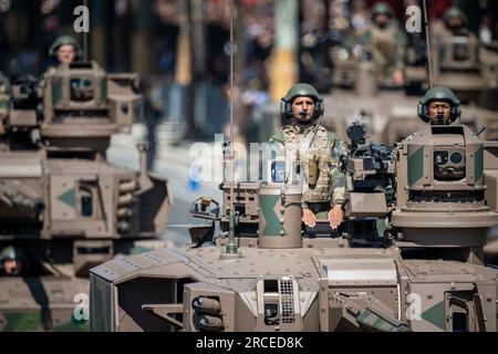 Paris, Frankreich. 14. Juli 2023. Französische Soldaten fahren am 14. Juli 2023 während der Militärparade am Bastille Day auf der Champs-Elysées in Paris ein Aufklärungsfahrzeug der EBRC Jaguar Panzerung. Foto: Eliot Blondet/ABACAPRESS.COM Kredit: Abaca Press/Alamy Live News Stockfoto