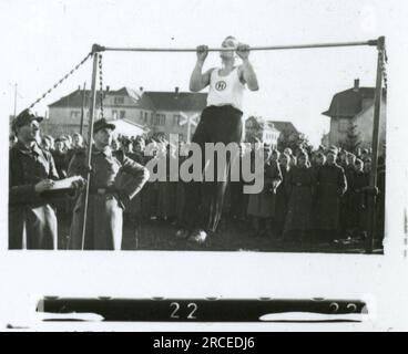 SS-Fotograf Falkowski (1943) Porträtfotos einzelner Soldaten, Kasernenszenen, durch Bombenangriffe zerstörte Stadtgebäude und Bahnhöfe, Mahl in der Kantine, russische Kohlemine, Soldaten auf Flussfahrt, Beerdigung mit Einheit und leitenden Offizieren, Zielübungen, Militärgräber und Friedhof, Boxwettbewerb. Bilder, die die Aktivitäten der Waffen-SS-Einheiten an der westlichen und östlichen Front, einschließlich Polen, Frankreich, Balkan, Italien, Und Russland sowie Trainingsübungen, Porträts von Einzelpersonen und Gruppenansichten und Szenen von Städten und der lokalen Bevölkerung. Stockfoto