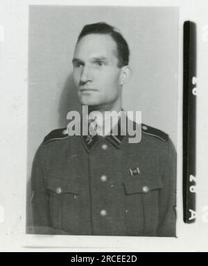 SS-Fotograf Feder 1943 & 1944 Überreste von abgestürzten Flugzeugen, viele einzelne Soldaten, Offiziere, Frauenporträts, belgische Soldaten, Rexist , detaillierte Fotos von einer Nachschubbombe, Raketenwerfer, Kasernenszenen, Gewehr- und Pistolenschießen-Übung, Familien mit Kindern Bilder von den Frontaktivitäten der Waffen-SS-Einheiten an der westlichen und östlichen Front, einschließlich Polen, Frankreich, Balkan, Italien, Und Russland sowie Trainingsübungen, Porträts von Einzelpersonen und Gruppenansichten und Szenen von Städten und der lokalen Bevölkerung. Stockfoto