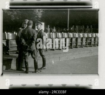 SS-Fotograf Domaschowitz 1943 feierliche Zeremonie mit Fotos der leitenden Offiziere Bilder der Aktivitäten der Waffen-SS-Einheiten an vorderster Front. Stockfoto