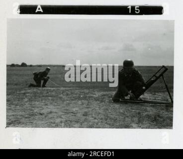 SS-Fotograf, Fink ,1943 & 1944 Bestattungszug, Reinhard Heydrich, Künstlerbüste von Heydrich, Heinrich Himmler, Soldaten, die mit Raketenwerfer trainieren, Skistruppen in Bergen trainieren, Brücken in den Bergen. Bilder, die die Aktivitäten der Waffen-SS-Einheiten an der westlichen und östlichen Front, einschließlich Polen, Frankreich, Balkan, Italien, Und Russland sowie Trainingsübungen, Porträts von Einzelpersonen und Gruppenansichten und Szenen von Städten und der lokalen Bevölkerung. Stockfoto