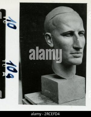 SS-Fotograf, Fink ,1943 & 1944 Bestattungszug, Reinhard Heydrich, Künstlerbüste von Heydrich, Heinrich Himmler, Soldaten, die mit Raketenwerfer trainieren, Skistruppen in Bergen trainieren, Brücken in den Bergen. Bilder, die die Aktivitäten der Waffen-SS-Einheiten an der westlichen und östlichen Front, einschließlich Polen, Frankreich, Balkan, Italien, Und Russland sowie Trainingsübungen, Porträts von Einzelpersonen und Gruppenansichten und Szenen von Städten und der lokalen Bevölkerung. Stockfoto