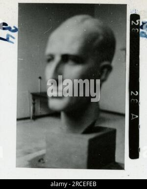 SS-Fotograf, Fink ,1943 & 1944 Bestattungszug, Reinhard Heydrich, Künstlerbüste von Heydrich, Heinrich Himmler, Soldaten, die mit Raketenwerfer trainieren, Skistruppen in Bergen trainieren, Brücken in den Bergen. Bilder, die die Aktivitäten der Waffen-SS-Einheiten an der westlichen und östlichen Front, einschließlich Polen, Frankreich, Balkan, Italien, Und Russland sowie Trainingsübungen, Porträts von Einzelpersonen und Gruppenansichten und Szenen von Städten und der lokalen Bevölkerung. Stockfoto