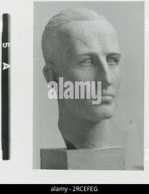 SS-Fotograf, Fink ,1943 & 1944 Bestattungszug, Reinhard Heydrich, Künstlerbüste von Heydrich, Heinrich Himmler, Soldaten, die mit Raketenwerfer trainieren, Skistruppen in Bergen trainieren, Brücken in den Bergen. Bilder, die die Aktivitäten der Waffen-SS-Einheiten an der westlichen und östlichen Front, einschließlich Polen, Frankreich, Balkan, Italien, Und Russland sowie Trainingsübungen, Porträts von Einzelpersonen und Gruppenansichten und Szenen von Städten und der lokalen Bevölkerung. Stockfoto