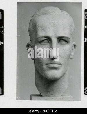 SS-Fotograf, Fink ,1943 & 1944 Bestattungszug, Reinhard Heydrich, Künstlerbüste von Heydrich, Heinrich Himmler, Soldaten, die mit Raketenwerfer trainieren, Skistruppen in Bergen trainieren, Brücken in den Bergen. Bilder, die die Aktivitäten der Waffen-SS-Einheiten an der westlichen und östlichen Front, einschließlich Polen, Frankreich, Balkan, Italien, Und Russland sowie Trainingsübungen, Porträts von Einzelpersonen und Gruppenansichten und Szenen von Städten und der lokalen Bevölkerung. Stockfoto