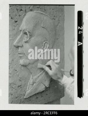 SS-Fotograf, Fink ,1943 & 1944 Bestattungszug, Reinhard Heydrich, Künstlerbüste von Heydrich, Heinrich Himmler, Soldaten, die mit Raketenwerfer trainieren, Skistruppen in Bergen trainieren, Brücken in den Bergen. Bilder, die die Aktivitäten der Waffen-SS-Einheiten an der westlichen und östlichen Front, einschließlich Polen, Frankreich, Balkan, Italien, Und Russland sowie Trainingsübungen, Porträts von Einzelpersonen und Gruppenansichten und Szenen von Städten und der lokalen Bevölkerung. Stockfoto