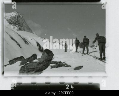 SS-Fotograf, Fink ,1943 & 1944 Bestattungszug, Reinhard Heydrich, Künstlerbüste von Heydrich, Heinrich Himmler, Soldaten, die mit Raketenwerfer trainieren, Skistruppen in Bergen trainieren, Brücken in den Bergen. Bilder, die die Aktivitäten der Waffen-SS-Einheiten an der westlichen und östlichen Front, einschließlich Polen, Frankreich, Balkan, Italien, Und Russland sowie Trainingsübungen, Porträts von Einzelpersonen und Gruppenansichten und Szenen von Städten und der lokalen Bevölkerung. Stockfoto