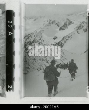 SS-Fotograf, Fink ,1943 & 1944 Bestattungszug, Reinhard Heydrich, Künstlerbüste von Heydrich, Heinrich Himmler, Soldaten, die mit Raketenwerfer trainieren, Skistruppen in Bergen trainieren, Brücken in den Bergen. Bilder, die die Aktivitäten der Waffen-SS-Einheiten an der westlichen und östlichen Front, einschließlich Polen, Frankreich, Balkan, Italien, Und Russland sowie Trainingsübungen, Porträts von Einzelpersonen und Gruppenansichten und Szenen von Städten und der lokalen Bevölkerung. Stockfoto