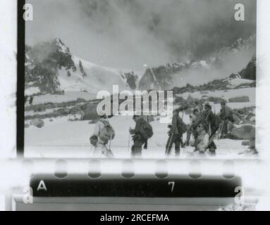 SS-Fotograf, Fink ,1943 & 1944 Bestattungszug, Reinhard Heydrich, Künstlerbüste von Heydrich, Heinrich Himmler, Soldaten, die mit Raketenwerfer trainieren, Skistruppen in Bergen trainieren, Brücken in den Bergen. Bilder, die die Aktivitäten der Waffen-SS-Einheiten an der westlichen und östlichen Front, einschließlich Polen, Frankreich, Balkan, Italien, Und Russland sowie Trainingsübungen, Porträts von Einzelpersonen und Gruppenansichten und Szenen von Städten und der lokalen Bevölkerung. Stockfoto