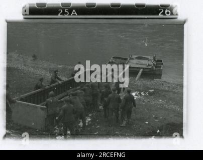 SS-Fotograf, Fink ,1943 & 1944 Bestattungszug, Reinhard Heydrich, Künstlerbüste von Heydrich, Heinrich Himmler, Soldaten, die mit Raketenwerfer trainieren, Skistruppen in Bergen trainieren, Brücken in den Bergen. Bilder, die die Aktivitäten der Waffen-SS-Einheiten an der westlichen und östlichen Front, einschließlich Polen, Frankreich, Balkan, Italien, Und Russland sowie Trainingsübungen, Porträts von Einzelpersonen und Gruppenansichten und Szenen von Städten und der lokalen Bevölkerung. Stockfoto
