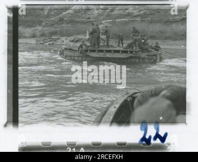 SS-Fotograf, Fink ,1943 & 1944 Bestattungszug, Reinhard Heydrich, Künstlerbüste von Heydrich, Heinrich Himmler, Soldaten, die mit Raketenwerfer trainieren, Skistruppen in Bergen trainieren, Brücken in den Bergen. Bilder, die die Aktivitäten der Waffen-SS-Einheiten an der westlichen und östlichen Front, einschließlich Polen, Frankreich, Balkan, Italien, Und Russland sowie Trainingsübungen, Porträts von Einzelpersonen und Gruppenansichten und Szenen von Städten und der lokalen Bevölkerung. Stockfoto