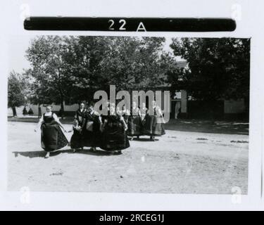 SS-Fotograf Dürr 1943 Landwirtschafts- und Stadtszenen in Deutschland; Soldatenporträts und Gruppenfotos; deutsche Landschaften, Dörfer und einheimische Bevölkerung in traditioneller Kleidung; Rekrutierungszeremonie, bombardierte Stadt Bilder mit den Aktivitäten der Waffen-SS-Einheiten an vorderster Front. Stockfoto