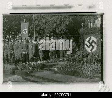 SS-Fotograf Domaschowitz 1943 feierliche Zeremonie mit Fotos der leitenden Offiziere Bilder der Aktivitäten der Waffen-SS-Einheiten an vorderster Front. Stockfoto