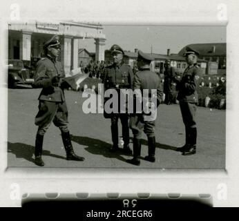 SS-Fotograf Domaschowitz 1943 feierliche Zeremonie mit Fotos der leitenden Offiziere Bilder der Aktivitäten der Waffen-SS-Einheiten an vorderster Front. Stockfoto