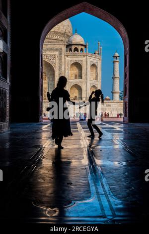 Silhouette der Besucher des Taj Mahal in Neu-Delhi, Indien. Stockfoto