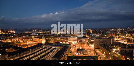 Helsinki, Finnland - 2. Juli 2023: Sommerabend Ampeln vom Bahnhof und Stadtzentrum von Helsinki Stockfoto