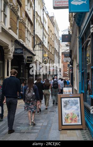 Arbeiter der Londoner City spazieren in der Bow Lane, einer schmalen Gasse mit Geschäften und Cafés und einer der ältesten noch existierenden Gassen der Stadt, England, Großbritannien Stockfoto