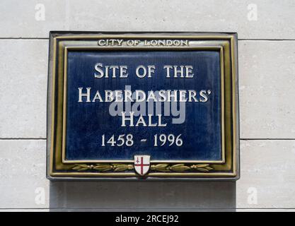 Historische blaue Gedenkplakette der City of London Corporation für den ehemaligen Standort der Haberdashers Hall. City of London, England, Großbritannien Stockfoto