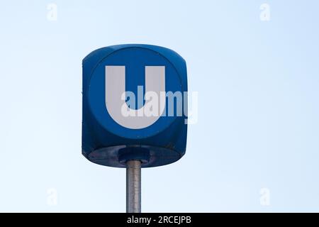 Wien, Österreich - Juni 17 2018: Blaues U-Bahn-Schild mit „U“ in der Mitte. Stockfoto