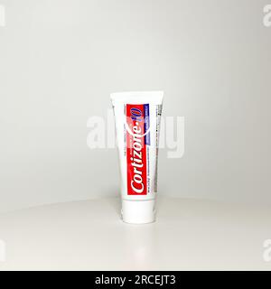 Orlando, FL USA - 14. Juli 2022: Eine Tube Cortizone 10 Eczema Cream auf weißem Hintergrund. Stockfoto