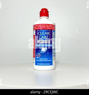 Orlando, FL USA - 14. Juli 2022: Eine Flasche Clear Care Contact Cleaning Solution auf weißem Hintergrund. Stockfoto