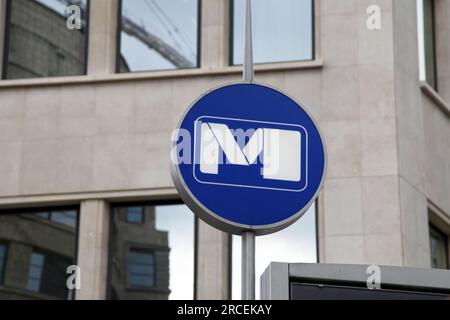 Brüssel, Belgien - August 26 2017: Blaues Schild der U-Bahn Brüssel (Französisch: Métro de Bruxelles, Niederländisch: U-Bahn Brusselse). Es handelt sich um ein schnelles Transitsystem Stockfoto