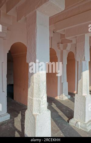 12 25 2014 Vintage Stone Stuctures at The Hode of Snake King Lake in Mahabodhi Temple Complex Bodh Gaya, Bihar, Indien Asien. Stockfoto