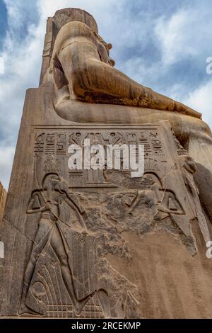 Sitzende Statue von Ramses II., Tempel von Luxor, Ägypten Stockfoto