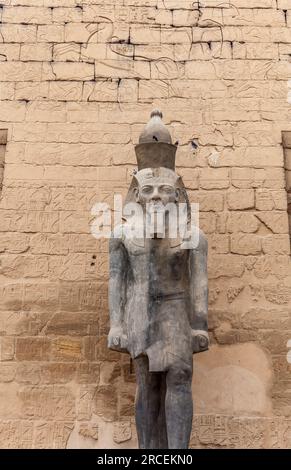 Statue von Rameses II am ersten Pylon des Luxor Tempels Stockfoto