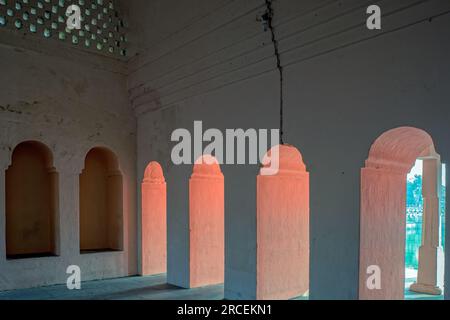 12 25 2014 Vintage Stone Stuctures at The Hode of Snake King Lake in Mahabodhi Temple Complex Bodh Gaya, Bihar, Indien Asien. Stockfoto