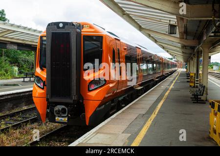 Zug der Klasse 196, betrieben von West Midlands Railway (WMT) am Bahnhof Shrewsbury. Stockfoto