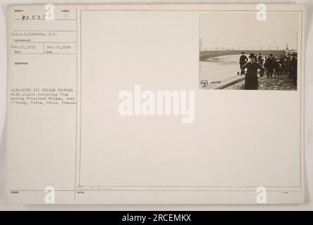 CPL.A.L. Lubatty vom Signalkorps hat dieses Foto am 26. Februar 1919 gemacht. Das Bild zeigt die überfüllte Alexander-III-Brücke in Paris, Frankreich. Die Brücke ist voll mit Leuten, die von Präsident Wilson zurückkehrten. Die Lage ist Quai D'Orsay, entlang der seine. Diese Beschreibung stammt aus Einreichung 40537. Das Bild wurde am 14. Dezember 1918 herausgegeben und aufgenommen. Zusätzliche Anmerkungen werden in Bezug auf die Einreichung 40508 erwähnt. Stockfoto