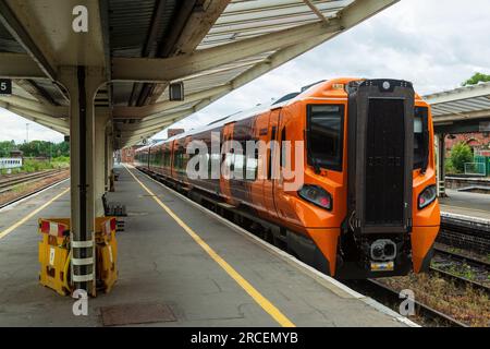 Zug der Klasse 196, betrieben von West Midlands Railway (WMT) am Bahnhof Shrewsbury. Stockfoto