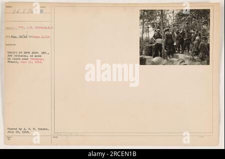 Truppen des 38. Regiments, 3. Division, versammeln sich zum Essen in den Wäldern bei Crozancy, Frankreich, am 11. Juni 1918. Dieses Foto wurde von Gefreiter J.E. aufgenommen Gibbons, zeigt die täglichen Aktivitäten amerikanischer Soldaten während des Ersten Weltkriegs. Herausgegeben von der A.E.F. Zensor am 29. Juli 1918. Stockfoto